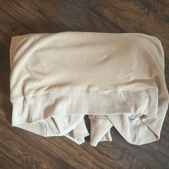 Beige comfy cute long sleeve with open back shirt - Picture 8 of 9